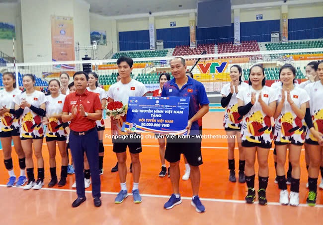 Vietnam women's volleyball team receives award before VTV Cup semi-final. Photo: Vietnam Volleyball