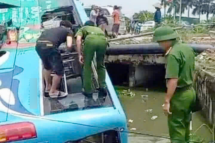 Xe buýt lật xuống mương sau va chạm với xe tải. Ảnh: Công an cung cấp
