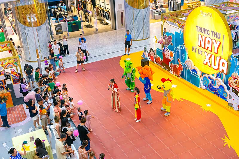 Exciting festival atmosphere at Thiso Mall shopping center system. Photo: Thanh Thao