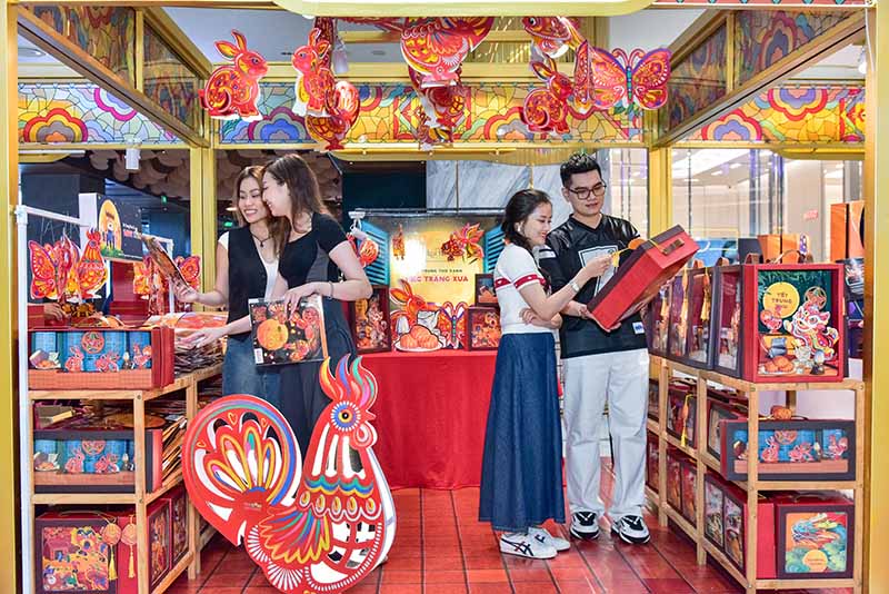 Diverse and novel moon cake products serve customers' shopping needs. Photo: Thanh Thao