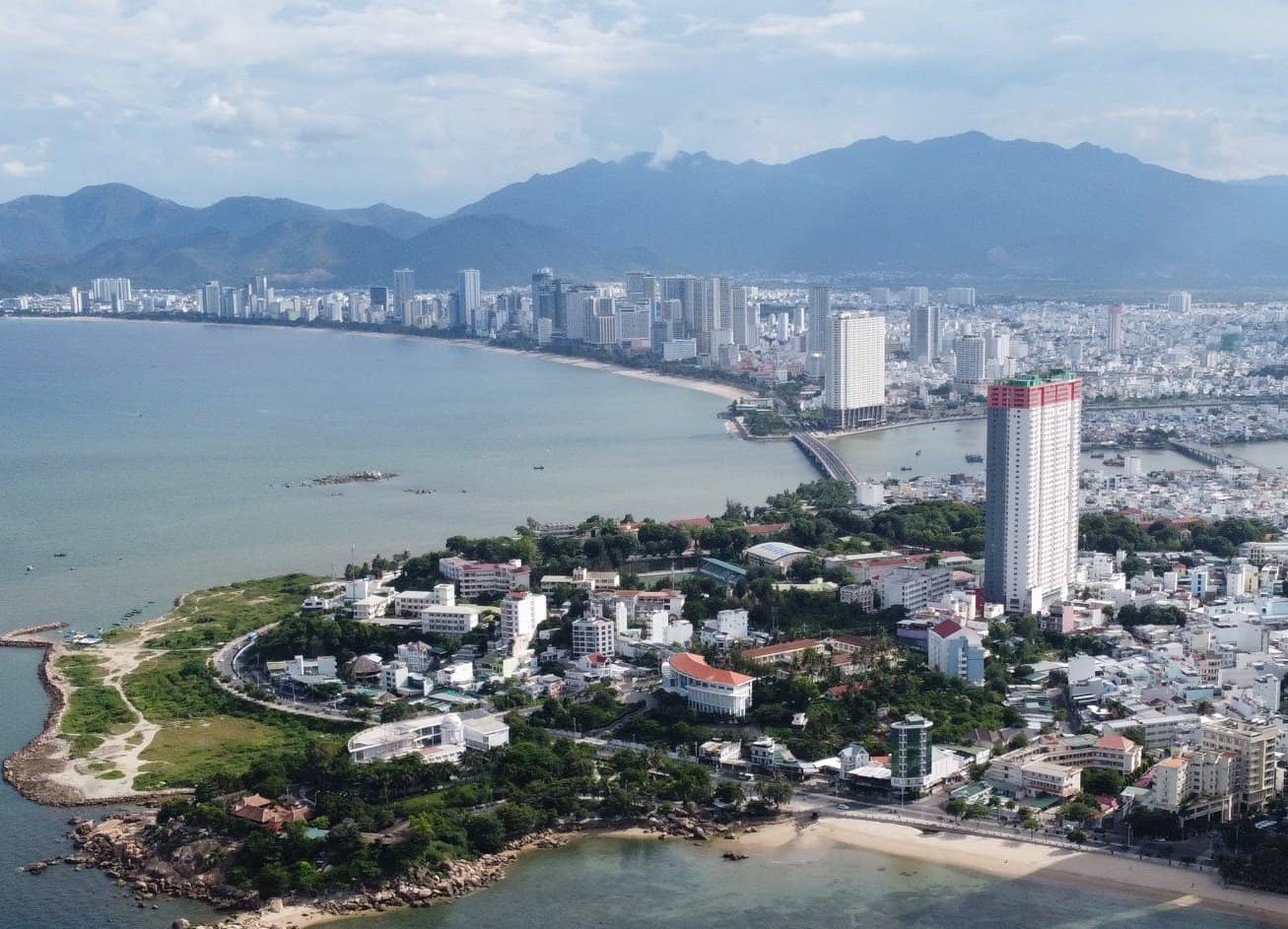 Dự án Chung cư Napoleon Castle I (bên phải ảnh) tại Khánh Hòa thuộc trường hợp phát sinh nghĩa vụ tài chính do điều chỉnh quy hoạch chi tiết xây dựng. Ảnh: Hữu Long