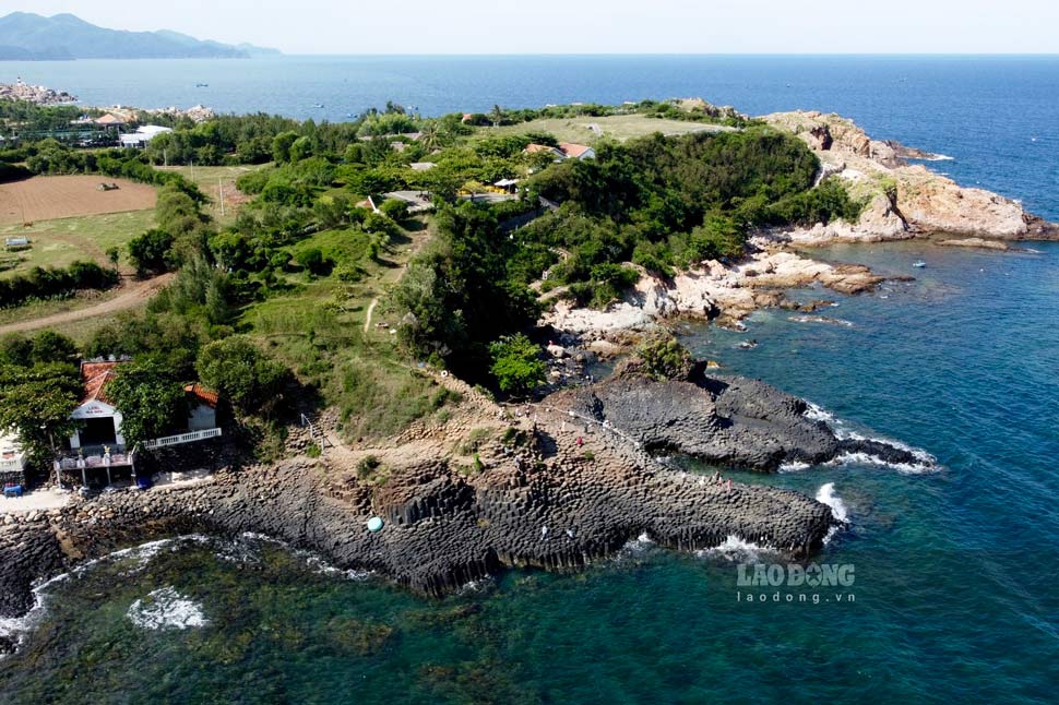 Danh thắng Gành Đá Đĩa tọa lạc tại xã An Ninh Đông, huyện Tuy An, tỉnh Phú Yên.