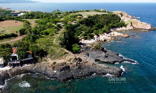 Danh thắng Gành Đá Đĩa tọa lạc tại xã An Ninh Đông, huyện Tuy An, tỉnh Phú Yên.