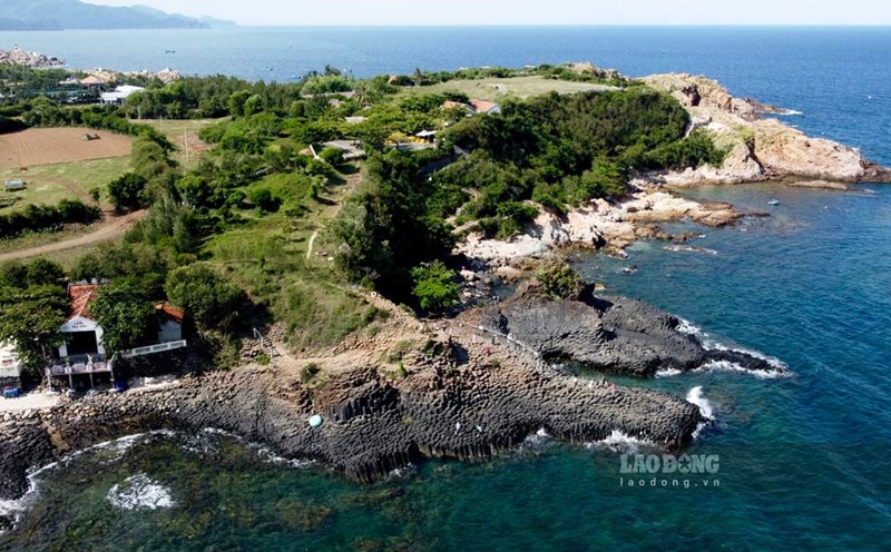 Danh thắng Gành Đá Đĩa tọa lạc tại xã An Ninh Đông, huyện Tuy An, tỉnh Phú Yên.