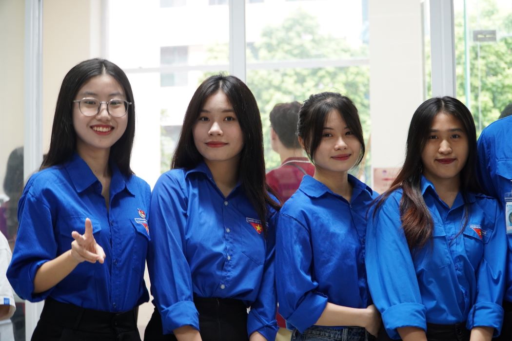 The supporting volunteers are students studying at Hanoi National University of Education. Photo: Van Trang