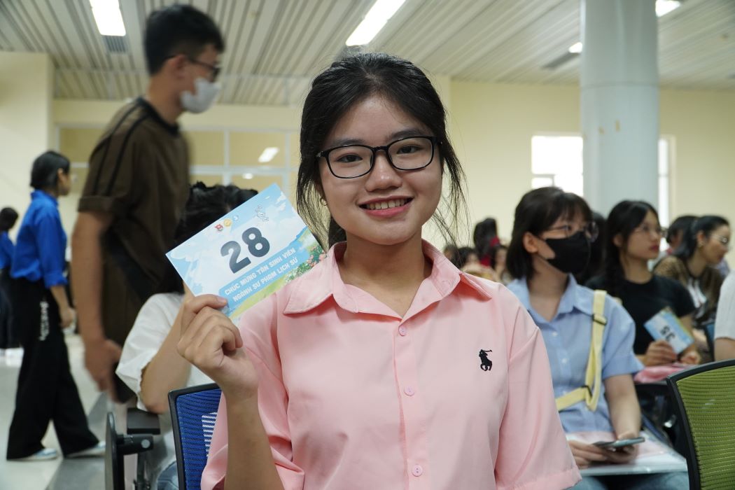 Nguyen Thanh Xuan (Bac Ninh) - a freshman of History Pedagogy - won the first prize for national excellent students and was also the valedictorian of block C00 nationwide in 2024.