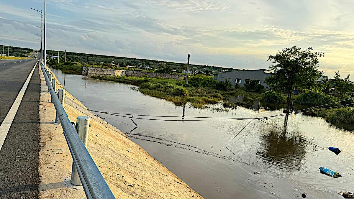 Water stagnates in the drainage ditch along Highway 719B near the flooded area. Photo: Duy Tuan