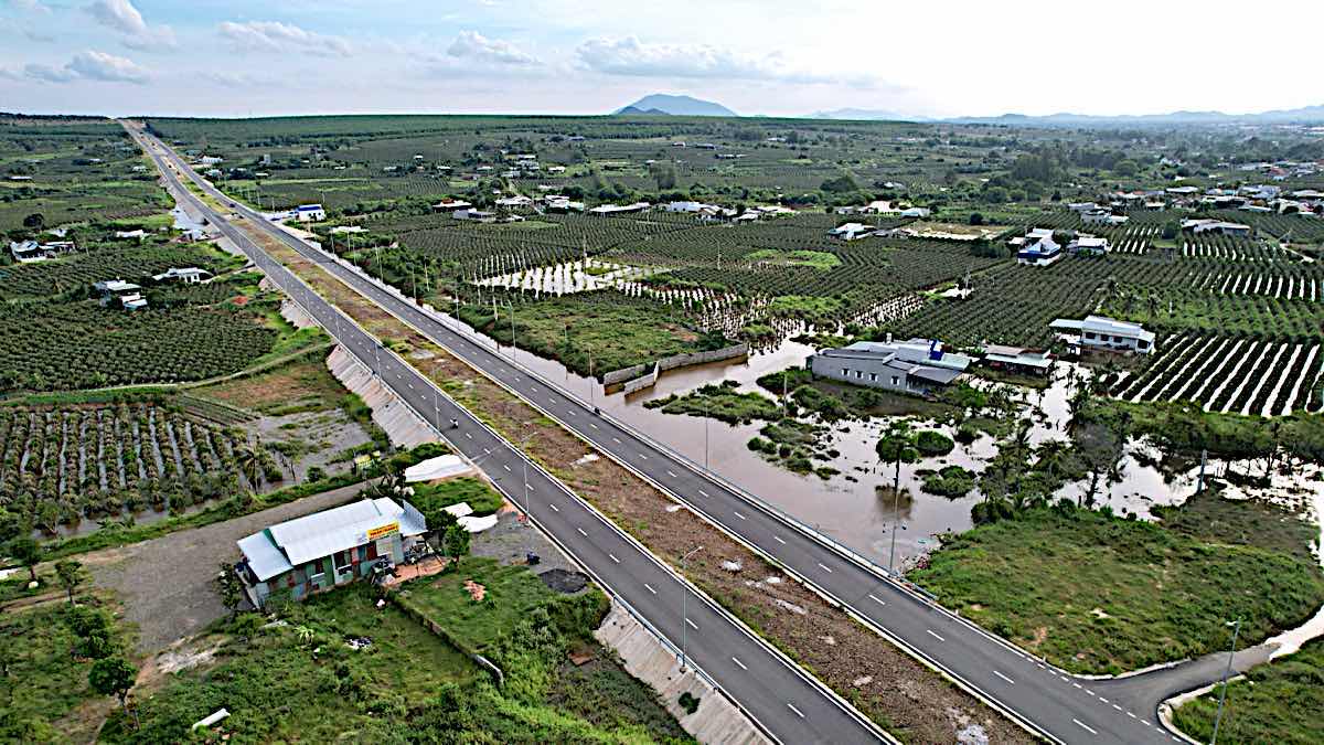 DT 719B Road and areas with stagnant water and flooded dragon fruit along the road. Photo: Duy Tuan