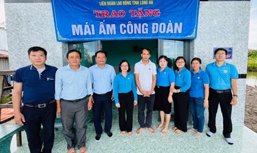 LĐLĐ tỉnh Long An trao "Mái ấm công đoàn" cho anh Nguyễn Thanh Tùng. Ảnh: LĐLĐ tỉnh Long An