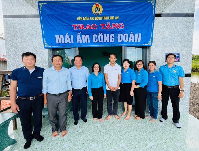 Trao 2 "Mái ấm Công đoàn" cho 2 đoàn viên ở Long An