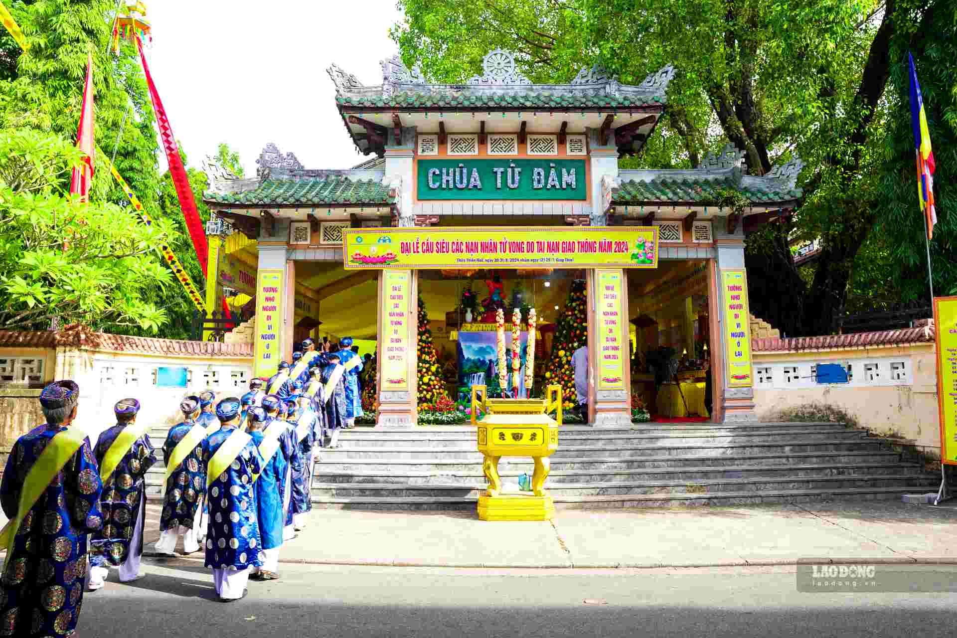 Waking up very early, Mr. Nguyen Mai (64 years old, residing in Binh Thanh commune, Huong Tra town, Thua Thien Hue) and his wife went to Tu Dam pagoda (Hue city) to perform rituals to pray for his son who died in a traffic accident 13 years ago.