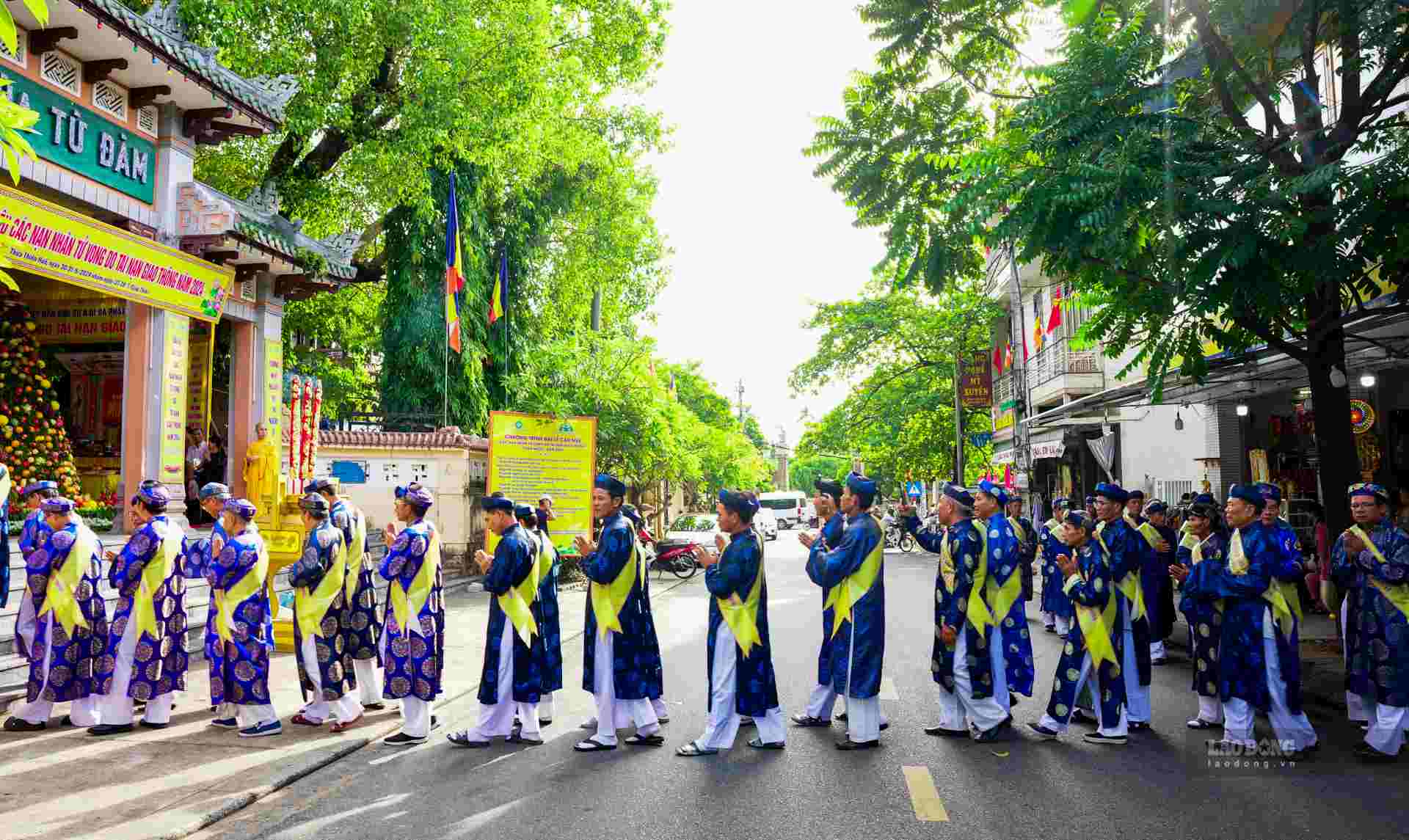 Call on State agencies from central to local levels, units, organizations, individuals and all people to raise awareness of compliance with legal regulations on ensuring traffic order and safety.