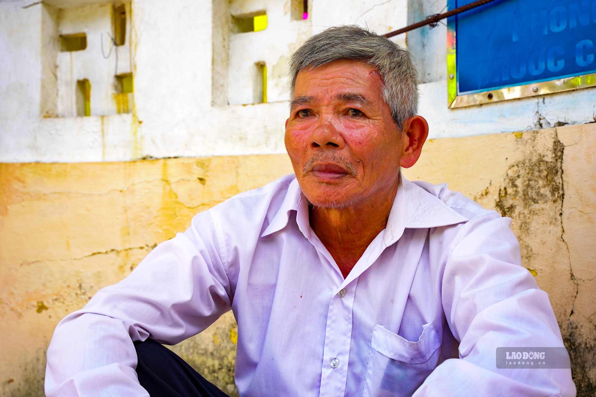 After performing the rituals to pray for his son, Mr. Mai sat quietly under the gate of Tu Dam pagoda, his eyes looking into the distance, the corners of his eyes red as he remembered his son (in the picture is Mr. Nguyen Mai).