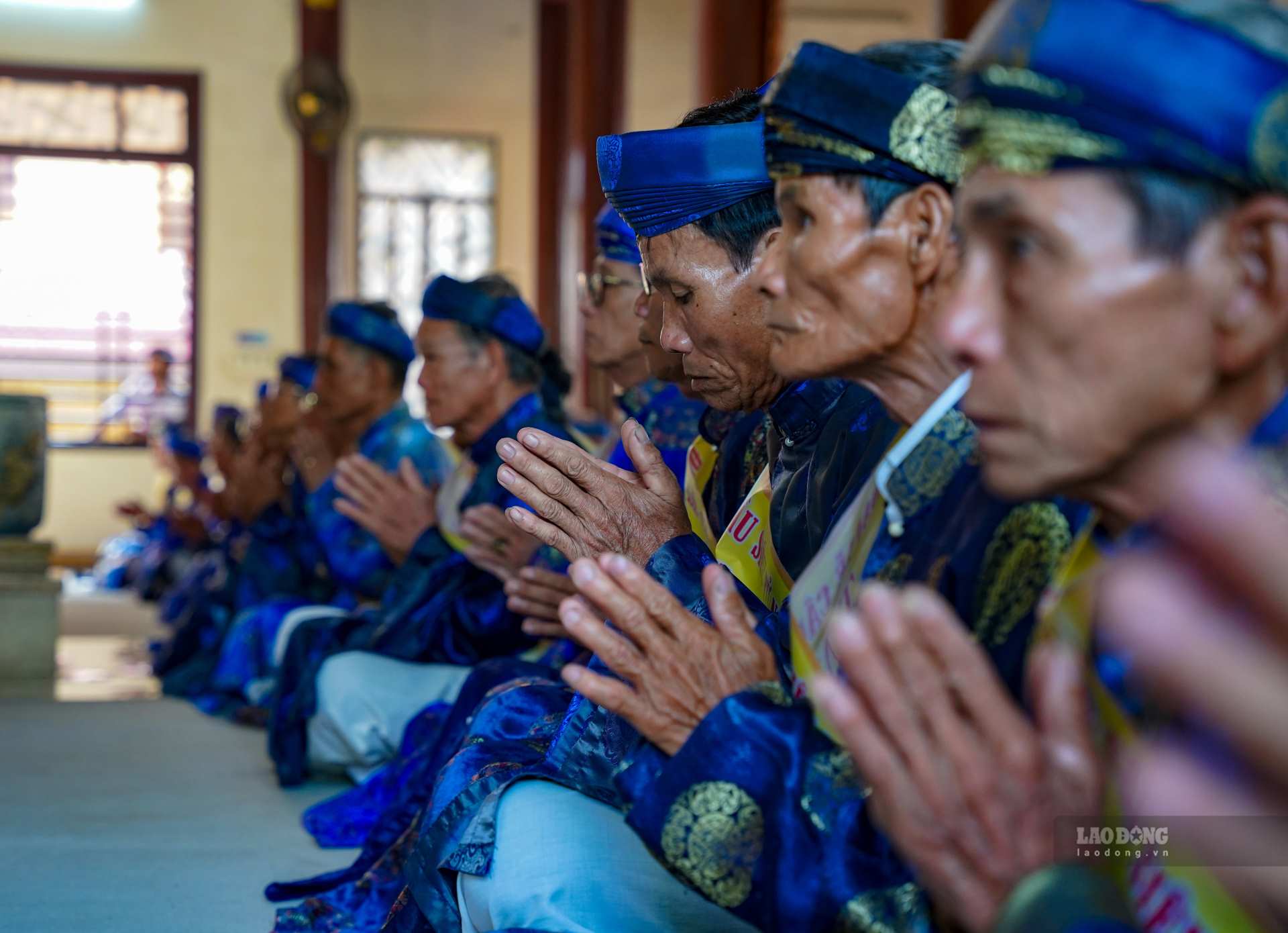 “The other day, I learned that Hue would hold a memorial service for someone who died in a traffic accident, so my husband and I went early in the morning to the temple to write down our child’s date of birth and year of death to pray for him. He died on the street, I feel so sorry for him!”, Mr. Mai tearfully recounted.