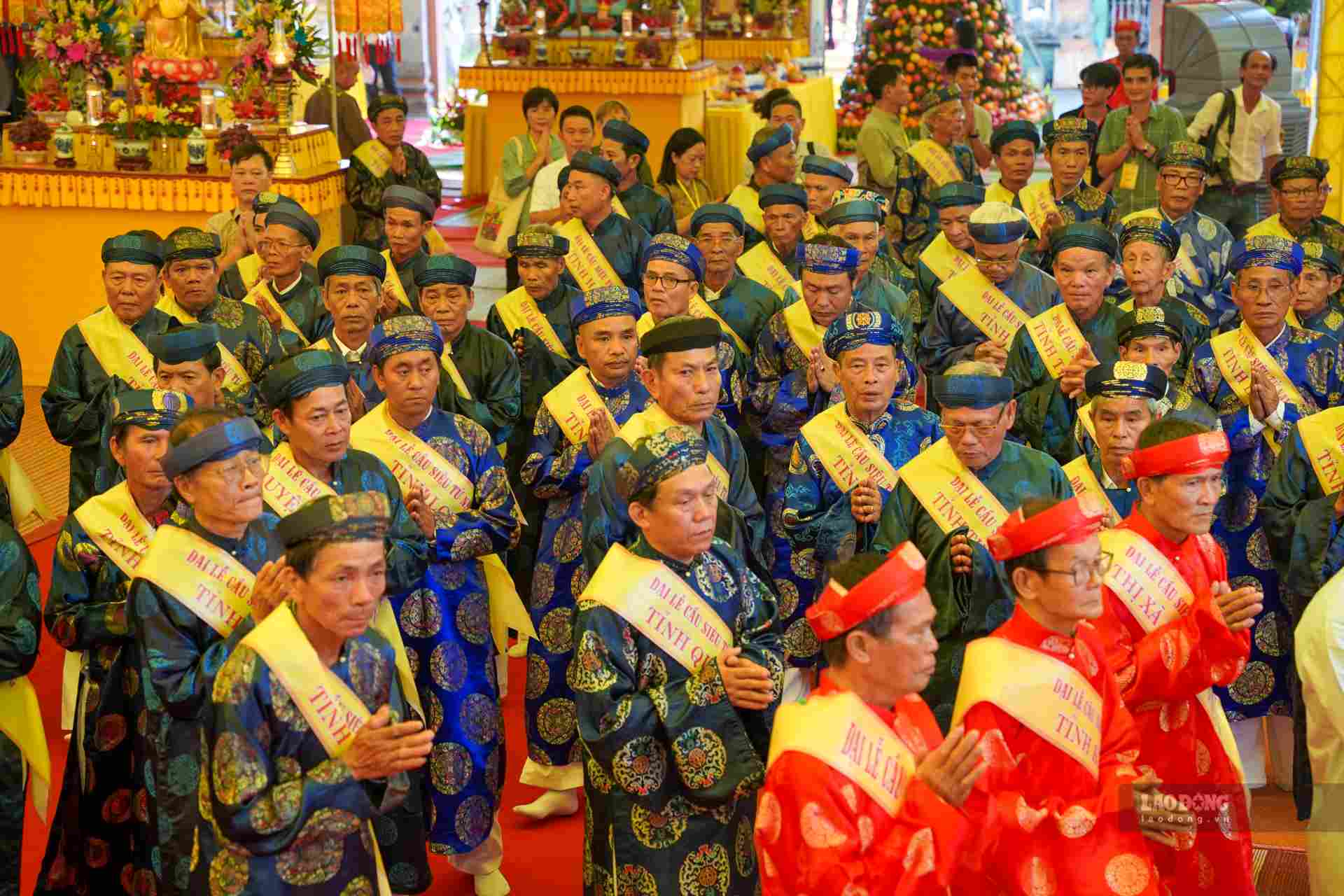 Representatives from provinces and cities across the country came to Hue to hold a memorial service for victims of traffic accidents.