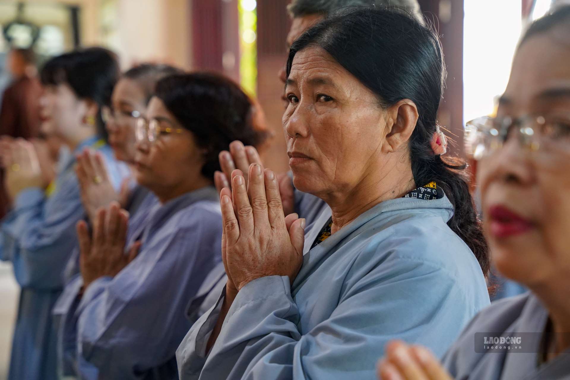 Just like Mr. Mai's family, many people who came to Tu Dam Pagoda this morning had a sad feeling. Everyone came here to pray for their loved ones after they passed away in a traffic accident.