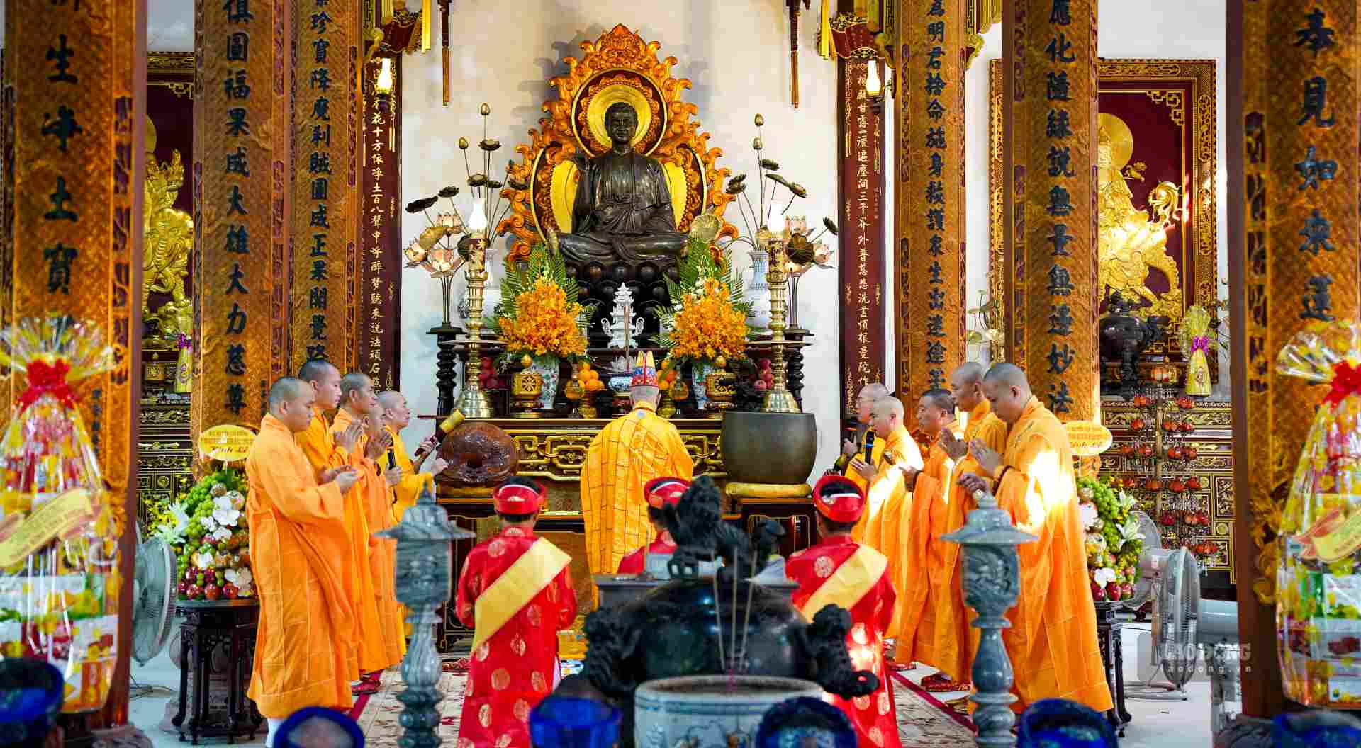 On the first day, the Requiem Ceremony will include the following programs: (morning) Ceremony of raising the banner; Welcome the Mountain-Water banner; Ceremony of opening the Buddhist sutras; Inviting the Great Bodhisattva Tieu Dien; Deposition - Inviting the souls to take their seats.