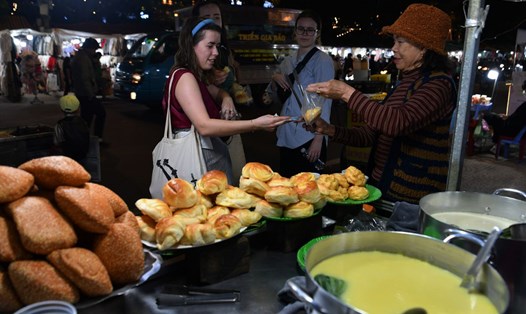 Du khách trải nghiệm ẩm thực tại chợ đêm Đà Lạt 
Ảnh: Nguyễn Quân