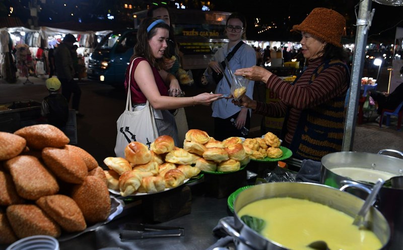 Du khách trải nghiệm ẩm thực tại chợ đêm Đà Lạt 
Ảnh: Nguyễn Quân
