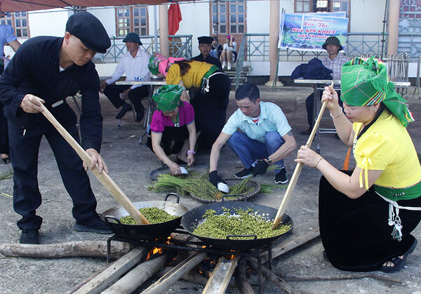 Cốm giã và sao tay mang hương vị đặc trưng. Ảnh: Quốc Tuấn