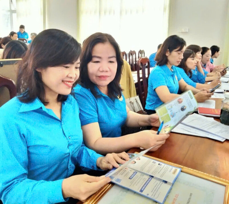 Liên đoàn Lao động tỉnh Lâm Đồng phổ biến chính sách pháp luật cho hơn 200 cán bộ Công đoàn. Ảnh: ĐỨC LÂM