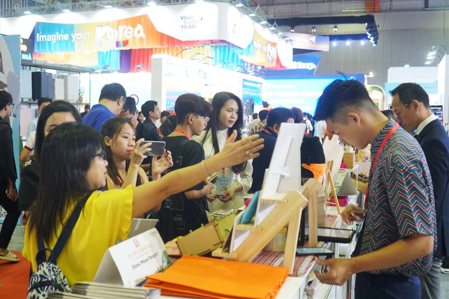 Người dân và du khách tham quan, mua tour tại Hội chợ ITE HCMC 2023. Ảnh: Thanh Chân