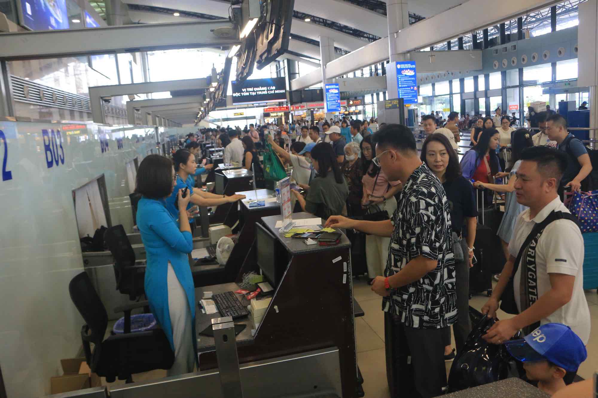 Khu vực check-in của các hãng bay chật kín khách xếp hàng làm thủ tục. Ảnh: Khánh An