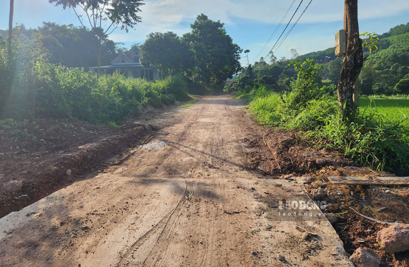 Tuyến đường huyện 44B được đổ lớp bê tông mới, nhưng lại không liền mạch mà chỗ làm chỗ bỏ không. Ảnh: Tân Văn.