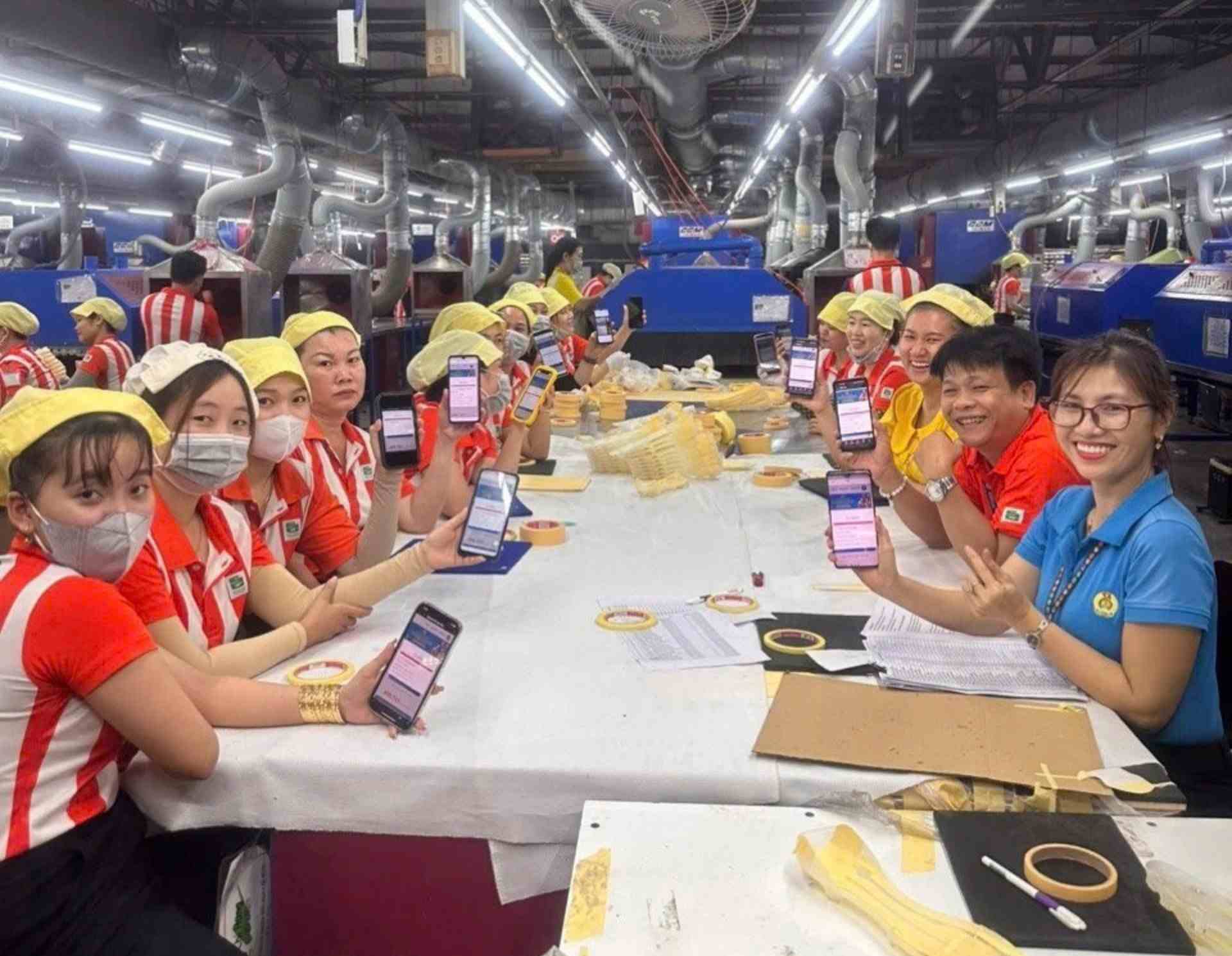 Công ty TNHH Chí Hùng thưởng lễ và tặng quà cho công nhân lao động. Ảnh: CĐCS cung cấp