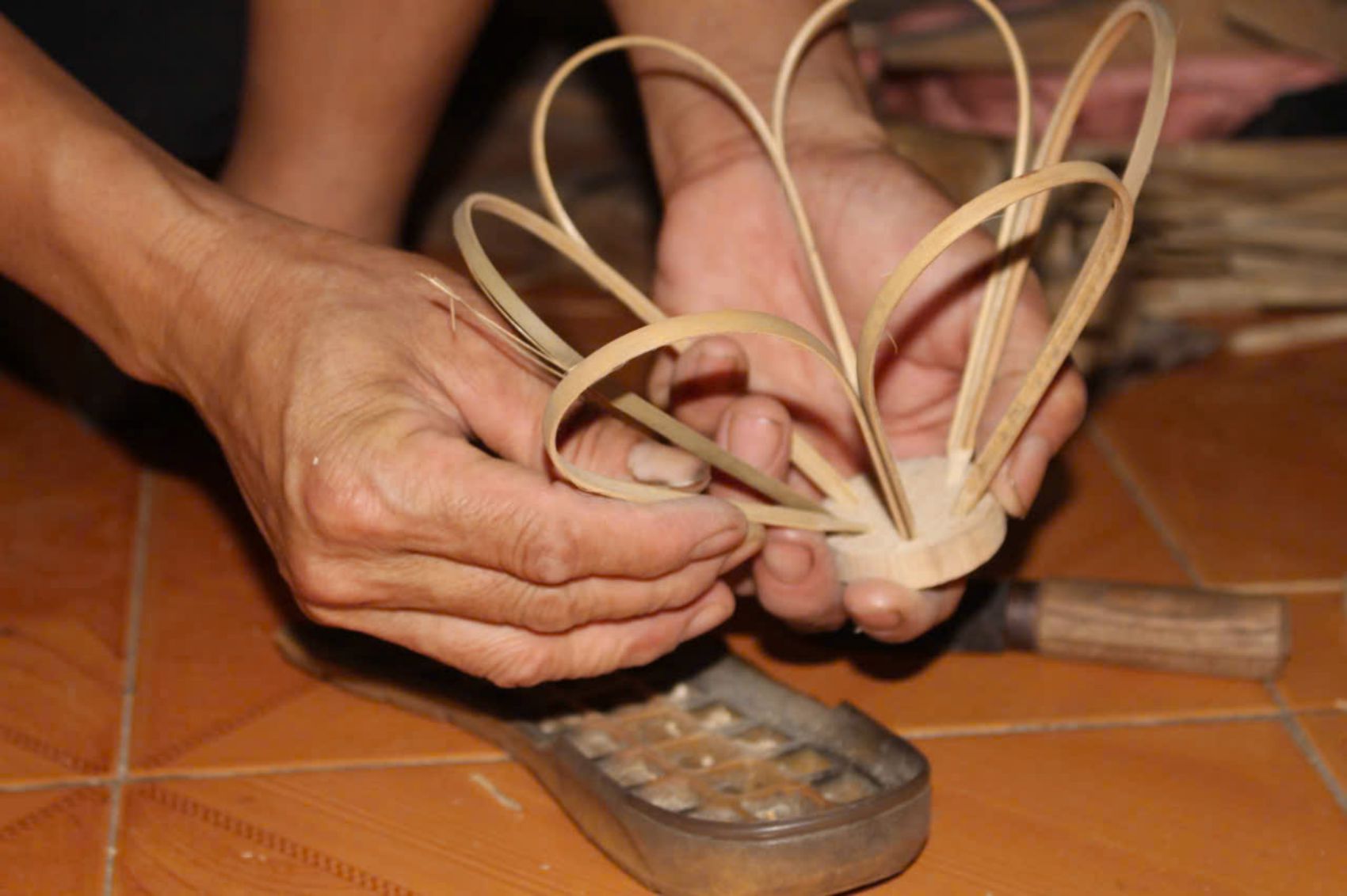 Từ những thanh nan cứng, người thợ phải xử lý qua nhiều công đoạn để khi uốn không bị gãy.