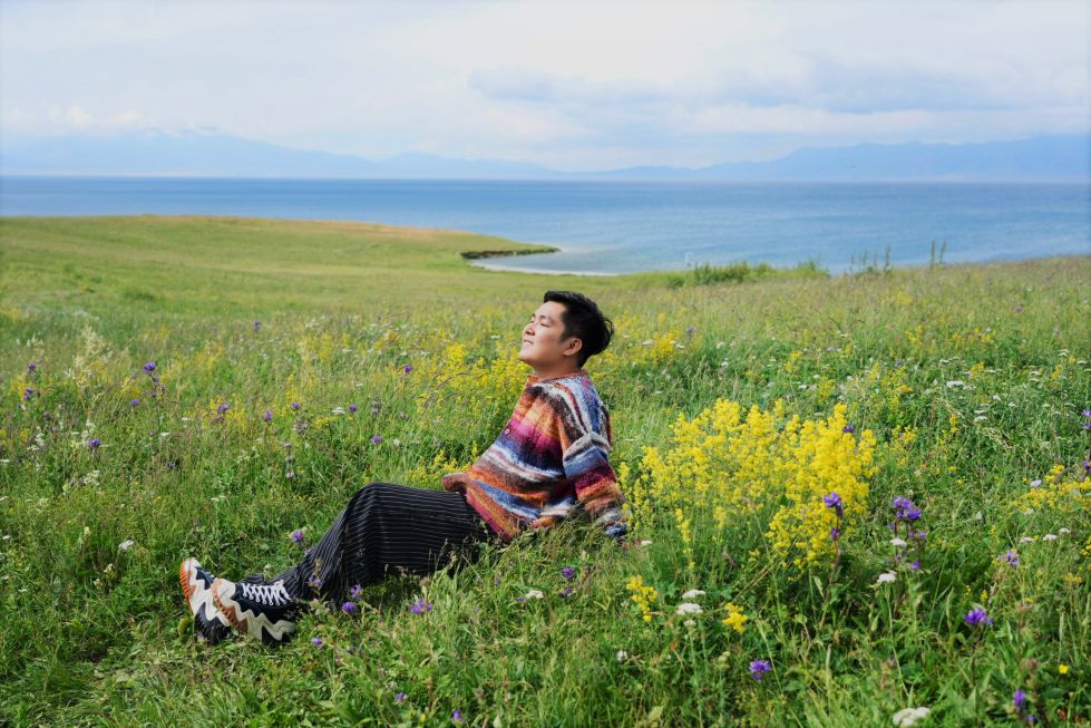 In the middle of a flower meadow in Kalajun. Photo: Provided by the character