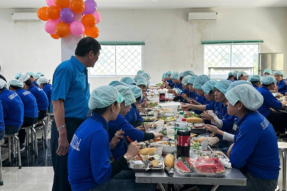 100 công nhân ở Phú Yên tham gia "Bữa cơm Công đoàn". Ảnh: Hoài Luân