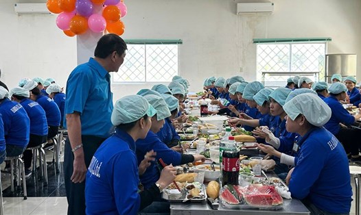 100 công nhân ở Phú Yên tham gia "Bữa cơm Công đoàn". Ảnh: Hoài Luân