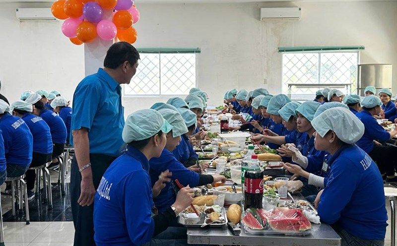 100 công nhân ở Phú Yên tham gia "Bữa cơm Công đoàn". Ảnh: Hoài Luân