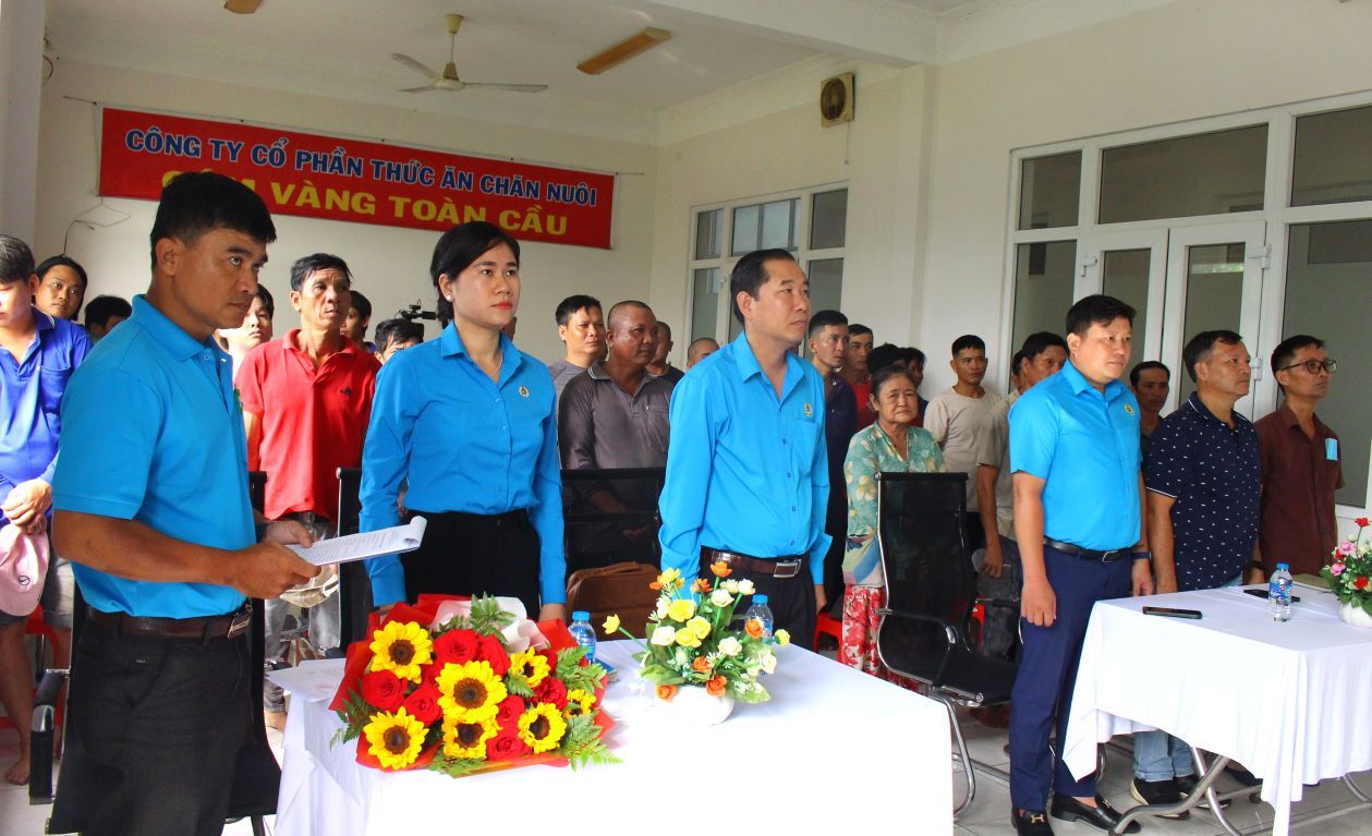 The ceremony to announce the decision to admit union members and establish the Stevedoring Union at Song Hau Industrial Park was held seriously and solemnly. Photo: Thanh Nhan