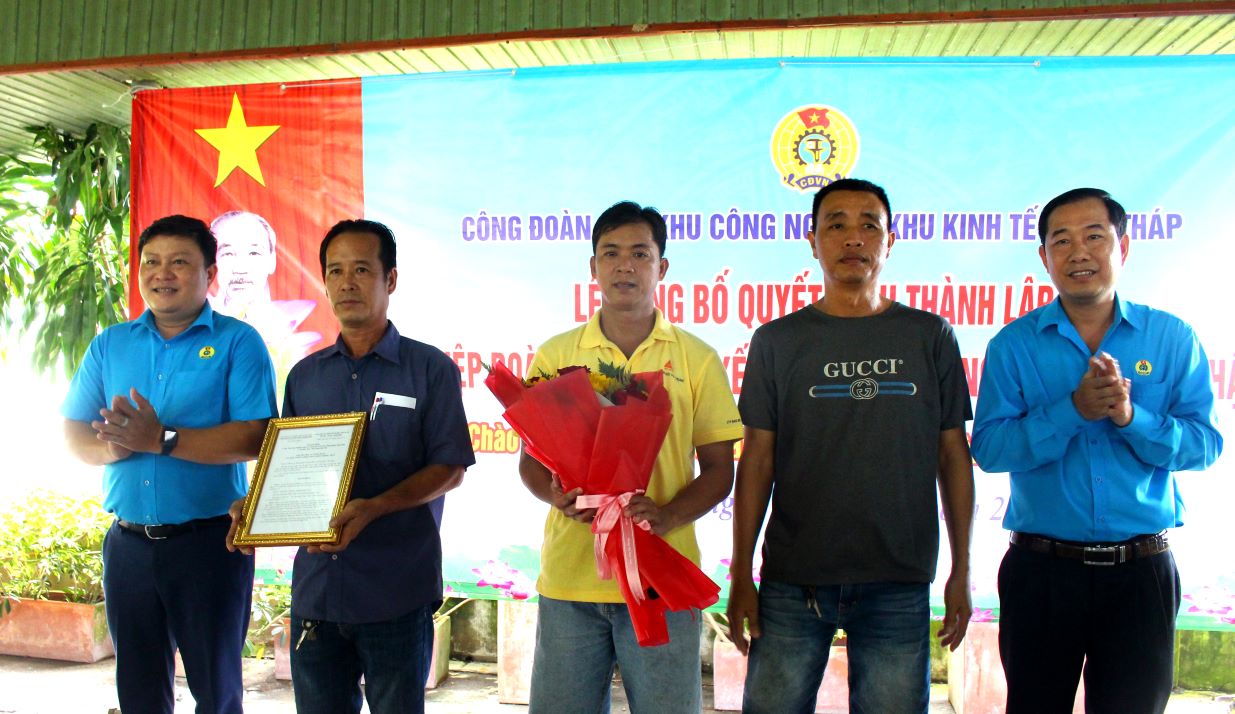 Presenting the decision to establish and presenting flowers to the Provisional Executive Committee of the Stevedoring Union No. 2. Photo: Thanh Nhan