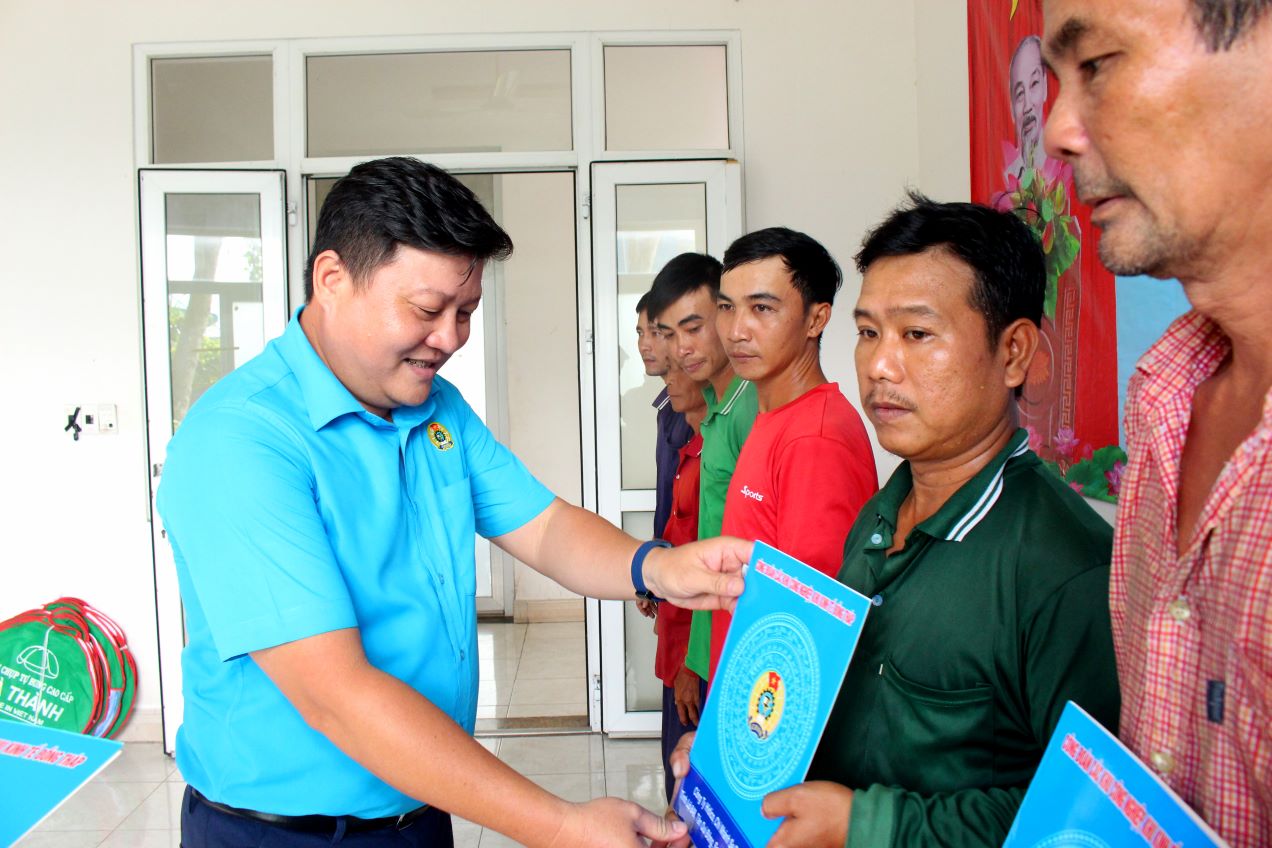 Chairman of the Trade Union of Dong Thap Industrial Parks and Economic Zones Nguyen Thanh Nhan presents the decision to admit new union members. Photo: Thanh Nhan