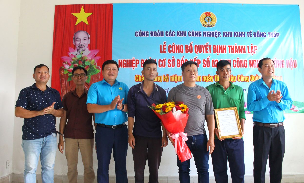 Presenting the decision to establish and presenting flowers to the Provisional Executive Committee of the Stevedoring Union No. 2. Photo: Thanh Nhan