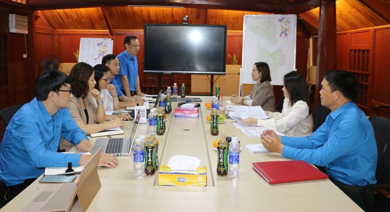 Đoàn giám sát của LĐLĐ tỉnh Hòa Bình làm việc với đại diện doanh nghiệp. Ảnh: Minh Nguyễn