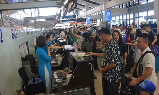 Nhịp sống 24h: Khu vực check-in của các hãng bay chật kín khách xếp hàng làm thủ tục. Ảnh: Khánh An