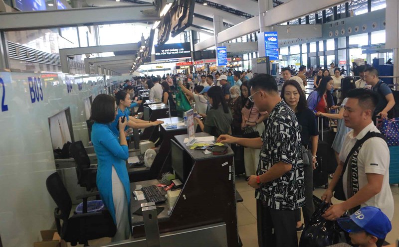 Nhịp sống 24h: Khu vực check-in của các hãng bay chật kín khách xếp hàng làm thủ tục. Ảnh: Khánh An