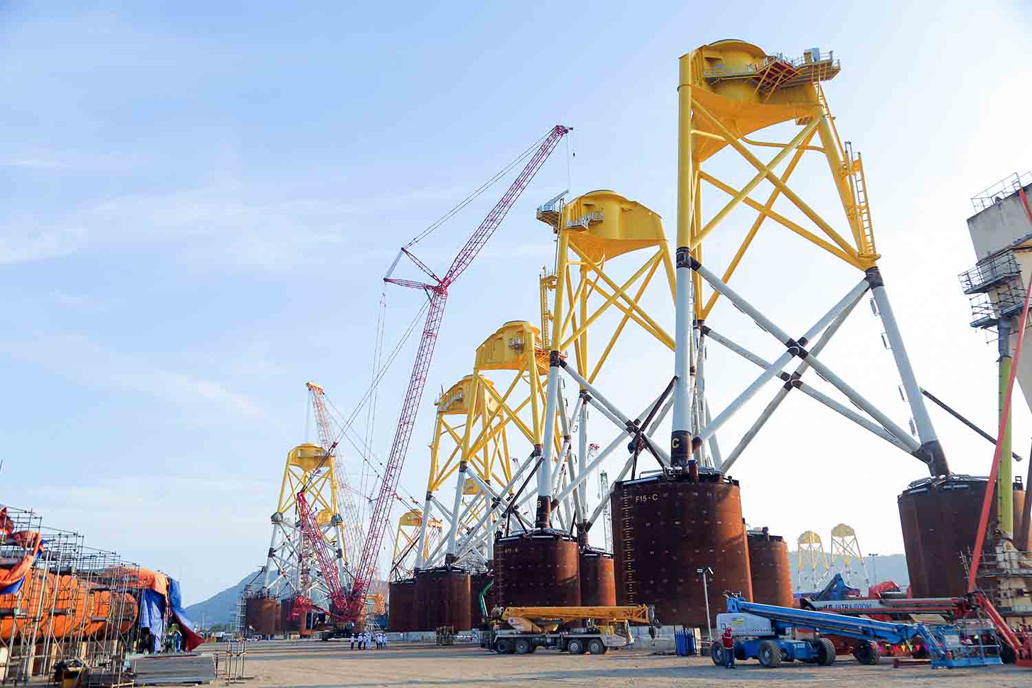 Công trường thi công chân đế điện gió ngoài khơi tại cảng PTSC. Ảnh: Tập đoàn Dầu khí Việt Nam cung cấp