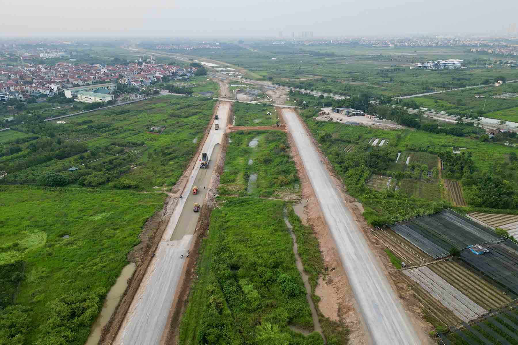 Đoạn Vành đai 4 qua huyện Hoài Đức do nhà thầu Vinaconex thi công. Trên công trường, công nhân vẫn đang làm đường song hành dưới thấp. Ảnh: Hữu Chánh