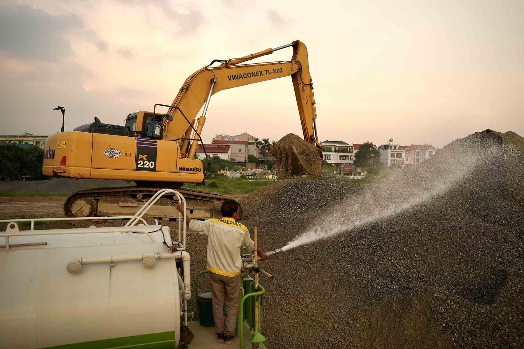 không khí lao động vẫn đang hối hả, rộn ràng với tinh thần hăng say của những công nhân xây dựng.