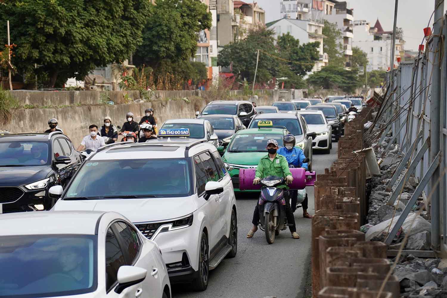 Traffic jam on Au Co street, January 2024. Photo: Huu Chanh