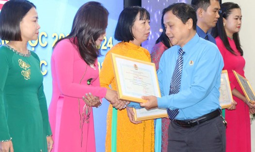 Lãnh đạo LĐLĐ tỉnh Khánh Hòa trao bằng khen cho tập thể, cá nhân có thành tích xuất sắc trong năm học 2023-2024. Ảnh: Phương Linh