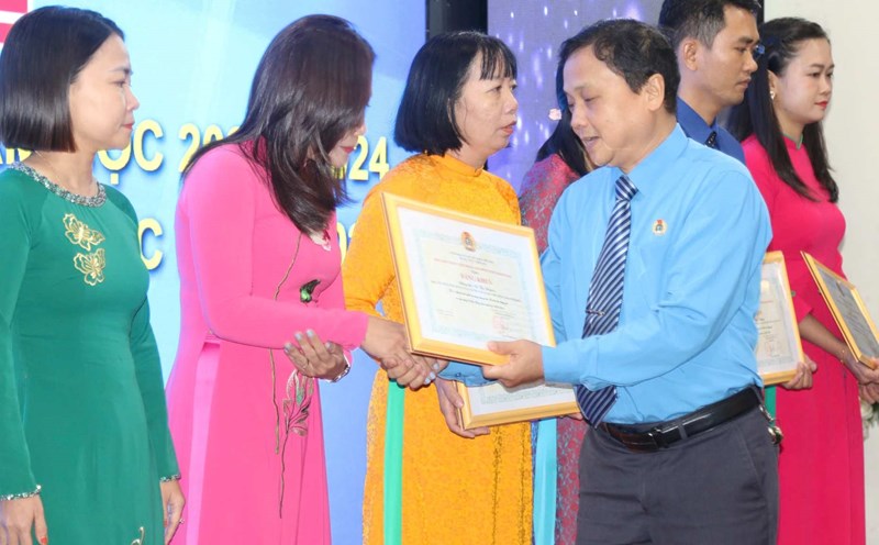 Lãnh đạo LĐLĐ tỉnh Khánh Hòa trao bằng khen cho tập thể, cá nhân có thành tích xuất sắc trong năm học 2023-2024. Ảnh: Phương Linh