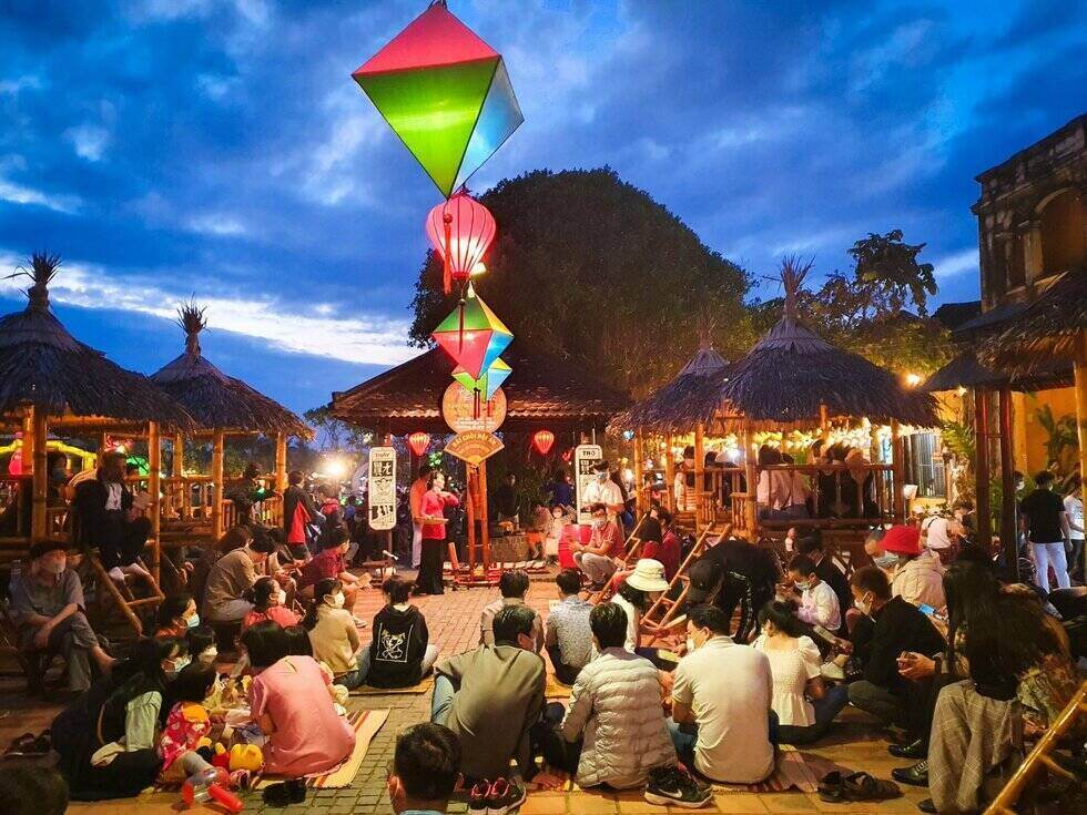 The Bai Choi art performance space on Hoi An Walking Street is always full of tourists. Photo: Hoang Bin