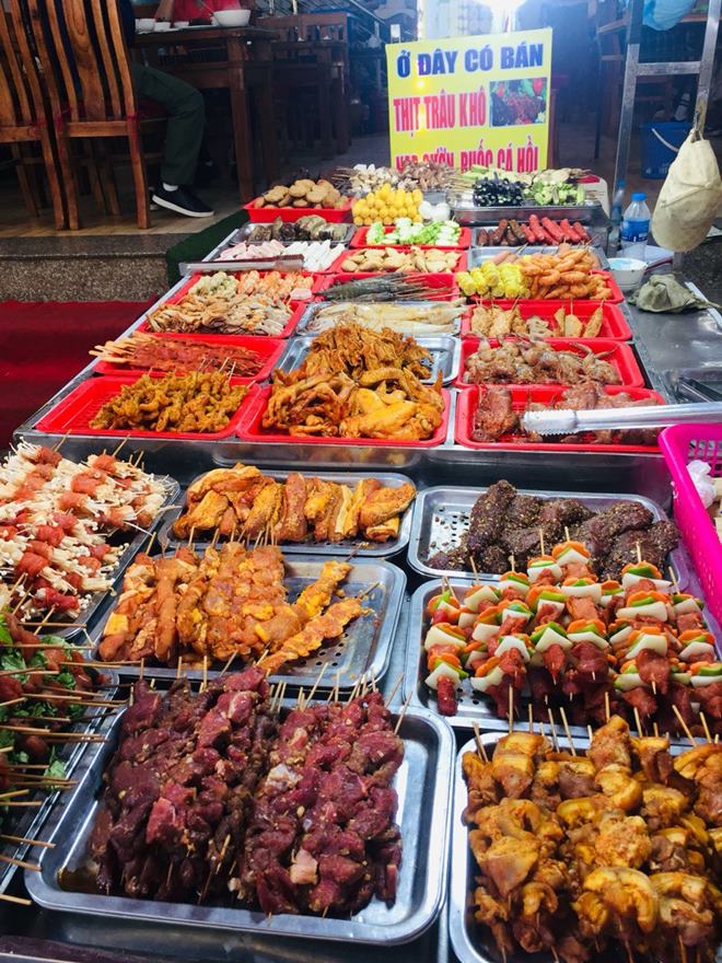 The grilled skewers are marinated with rich spices, typical of Sapa cuisine. Photo: Linh Boo