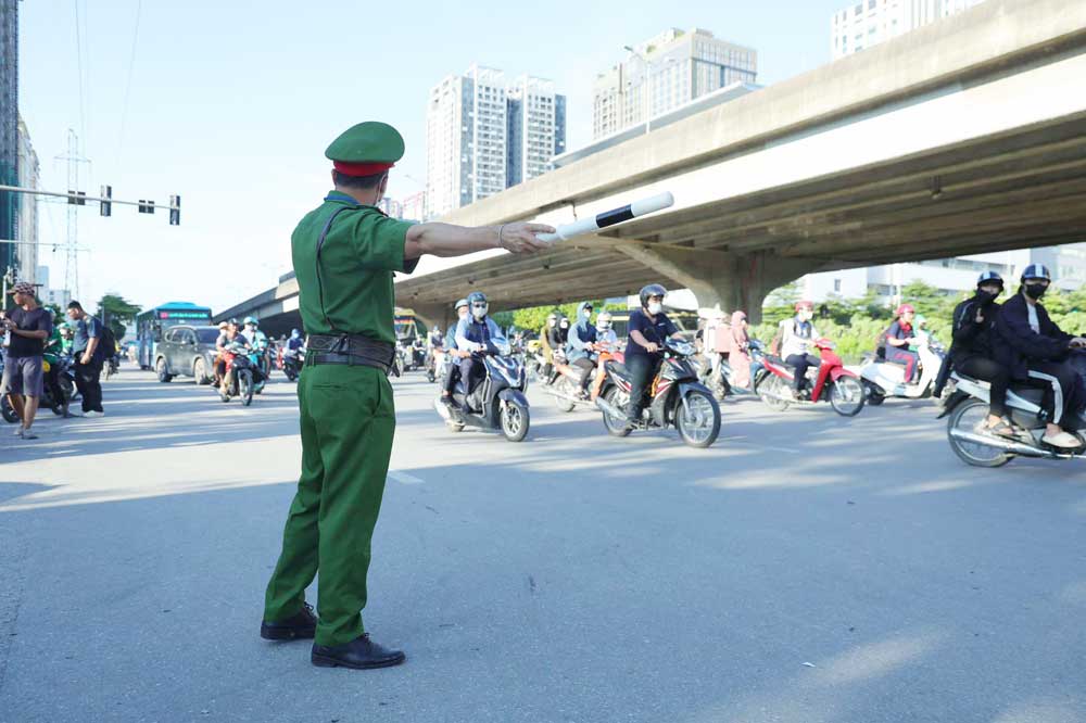 Lực lượng chức năng phải tăng cường điều tiết giao thông. Ảnh: Hoàng Xuyến - Việt Anh